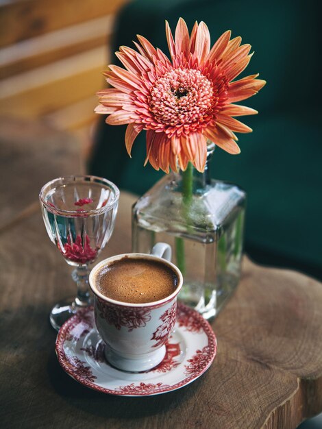 Nahaufnahme von Kaffee auf dem Tisch