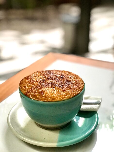 Nahaufnahme von Kaffee auf dem Tisch