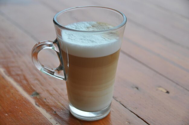 Foto nahaufnahme von kaffee auf einem holztisch