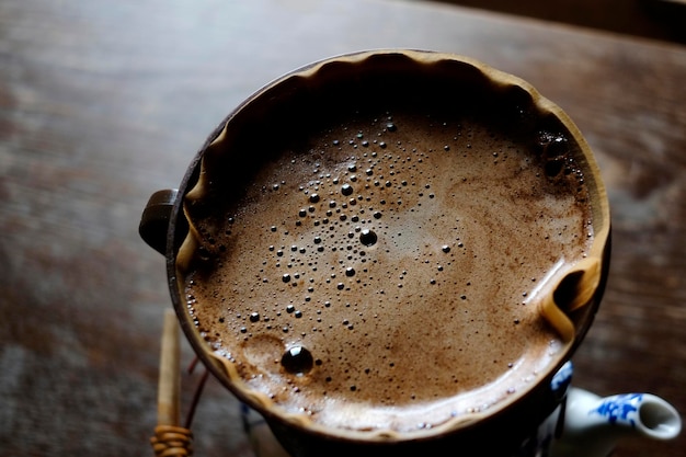 Nahaufnahme von Kaffee, das in einer Tasse gefiltert wird