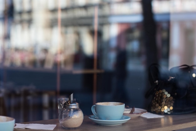 Nahaufnahme von Kaffee, der auf dem Tisch im Café serviert wird