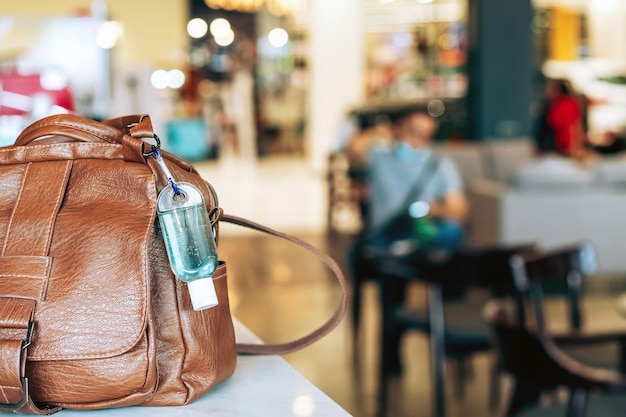 Foto nahaufnahme von kaffee, der auf dem tisch im café serviert wird