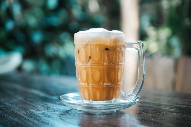 Nahaufnahme von Kaffee im Glas auf dem Tisch