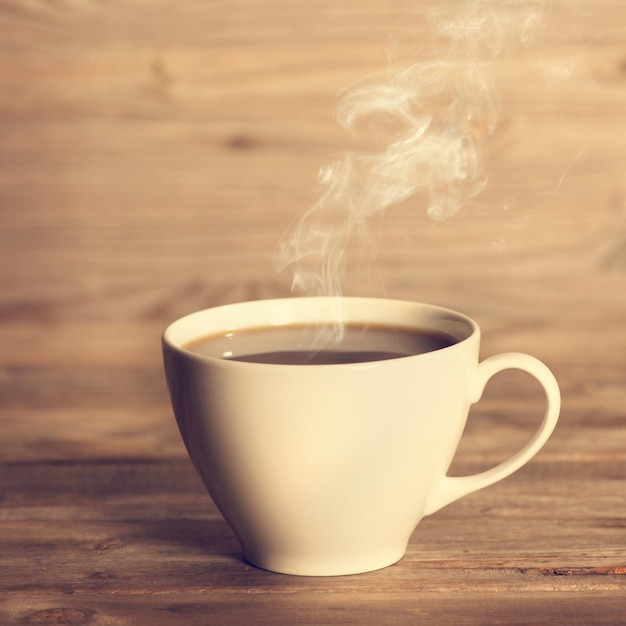 Nahaufnahme von Kaffee mit Dampf auf dem Tisch