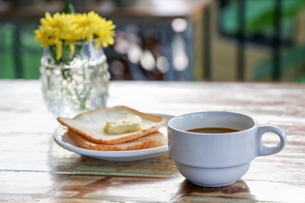 Nahaufnahme von Kaffee und Brot, das zum Frühstück auf dem Tisch serviert wird