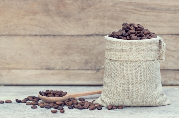 Foto nahaufnahme von kaffeebohnen auf dem tisch