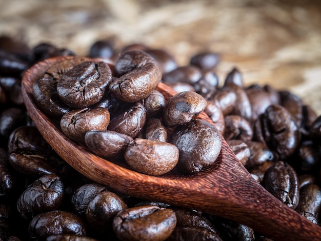 Nahaufnahme von Kaffeebohnen auf dem Tisch