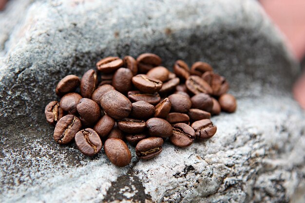 Foto nahaufnahme von kaffeebohnen auf felsen