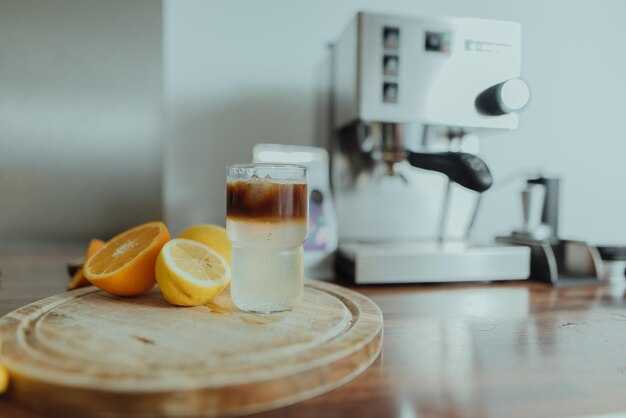Nahaufnahme von Kaffeegetränk auf dem Tisch