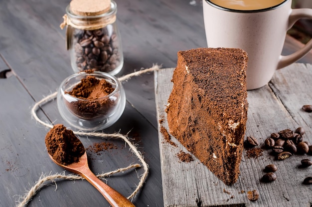 Foto nahaufnahme von kaffeetasse und brot auf dem tisch