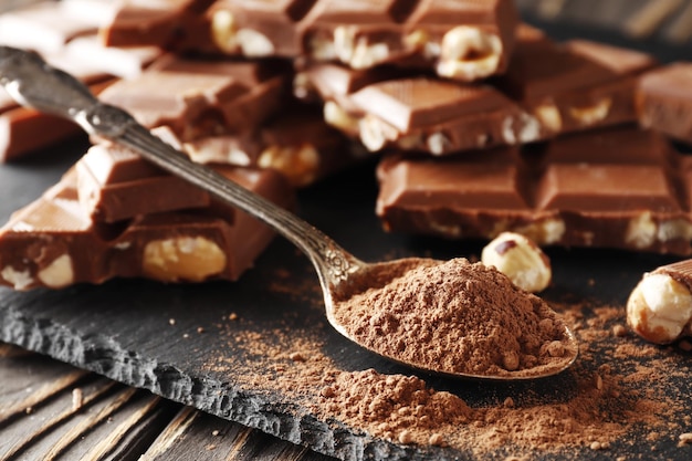 Nahaufnahme von Kakaopulver und dunkler Schokolade