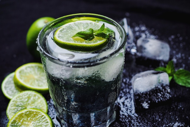 Nahaufnahme von Kalk in einem Glas Wasser