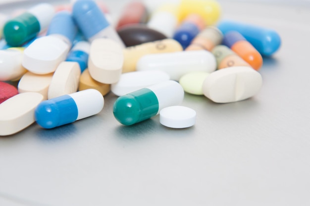 Nahaufnahme von Kapseln und Tabletten auf dem Tisch