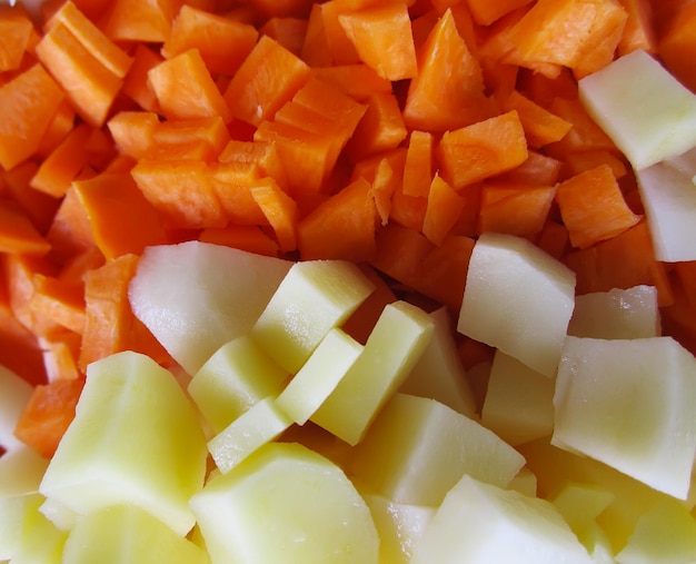 Nahaufnahme von Karotten und Kartoffeln. Buntes rohes Gemüse.