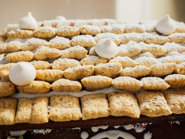 Nahaufnahme von Keksen auf dem Lebkuchenhaus zu Hause