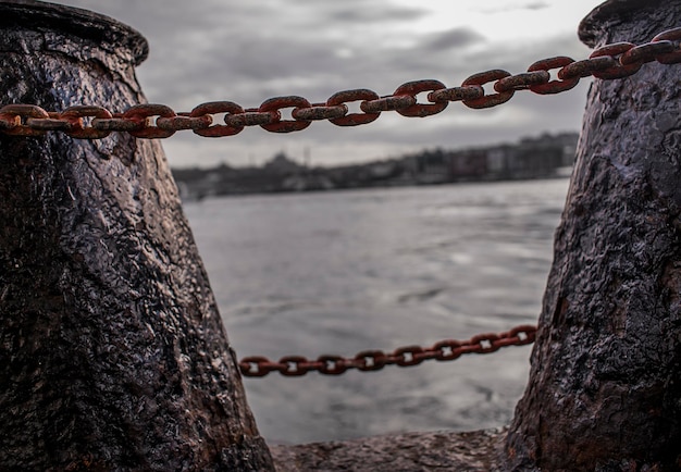 Foto nahaufnahme von ketten um felsen gegen das meer