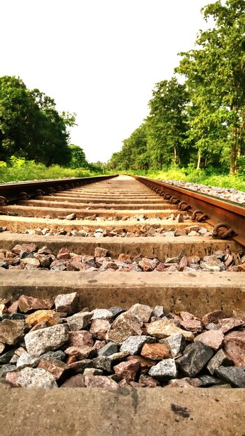 Foto nahaufnahme von kies auf einer eisenbahnstrecke