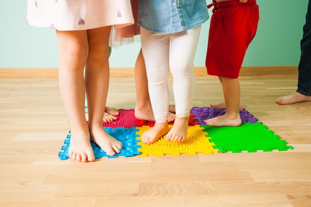 Nahaufnahme von Kinderfüßen beim Stehen auf einer speziellen Massagematte