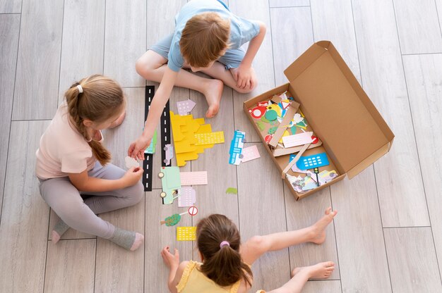 Foto nahaufnahme von kindern, die auf dem boden spielen