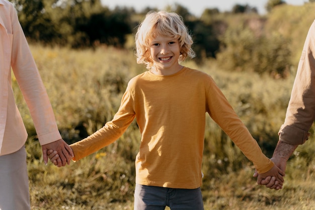 Nahaufnahme von Kindern, die die Hände der Eltern halten