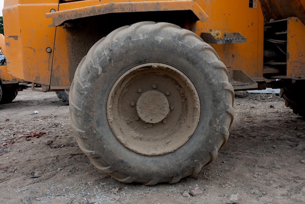 Nahaufnahme von Kipperreifen auf der Baustelle