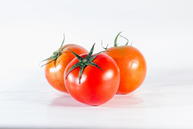 Foto nahaufnahme von kirschtomaten auf weißem hintergrund