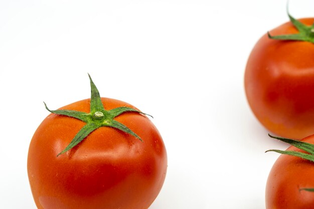 Foto nahaufnahme von kirschtomaten vor weißem hintergrund