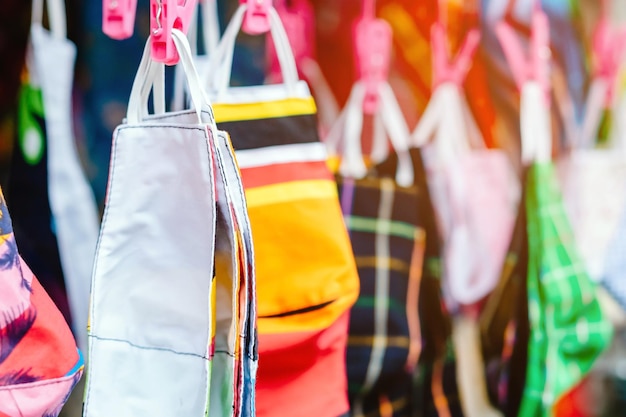Nahaufnahme von Kleidung zum Verkauf auf dem Markt