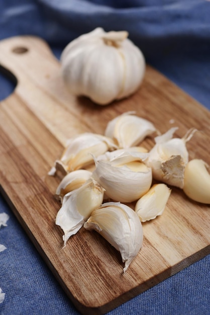 Nahaufnahme von Knoblauch auf weißem Hintergrund