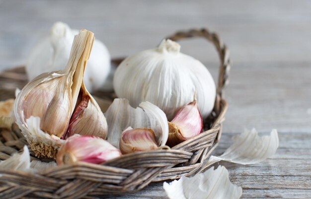 Nahaufnahme von Knoblauch im Korb auf dem Tisch