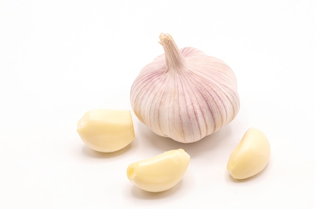 Nahaufnahme von Knoblauch isoliert