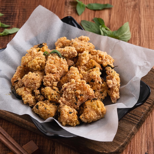 Nahaufnahme von köstlichem gebratenem Popcorn-Hühnchen in Taiwan für berühmte Nachtmarkt-Street-Food-Delikatessen.