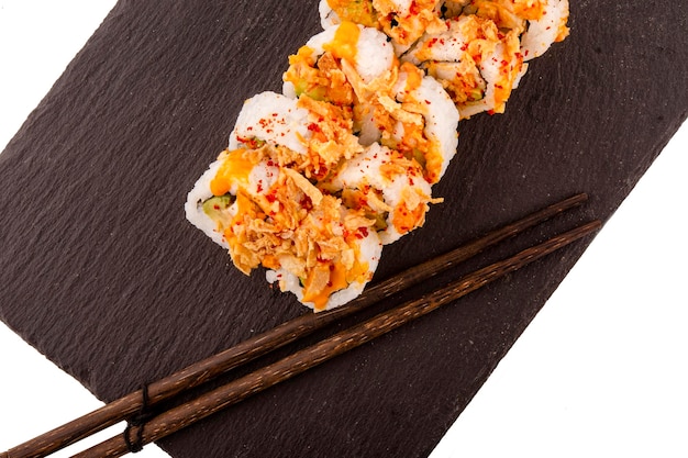 Nahaufnahme von köstlichem japanischem Essen mit Sushi-Rolle mit Lachs-Thunfisch-Garnelen mit hölzernen Essstäbchen