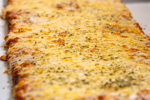 Nahaufnahme von köstlichem Käse auf einer Pizza