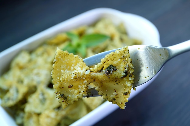 Foto nahaufnahme von köstlichen farfalle oder bowtie pasta mit pesto-sauce