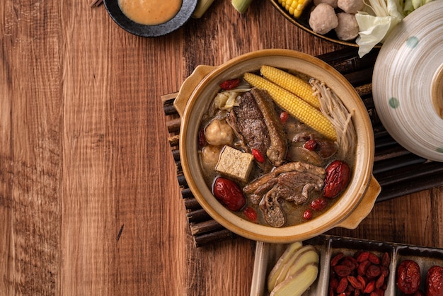 Nahaufnahme von köstlichen Ingwer-Enten-Eintopf-Hot-Pot-Suppe in Taiwan.