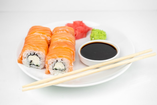 Nahaufnahme von köstlichen Sushi-Rollen