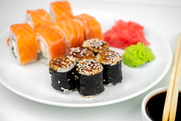 Nahaufnahme von köstlichen Sushi-Rollen