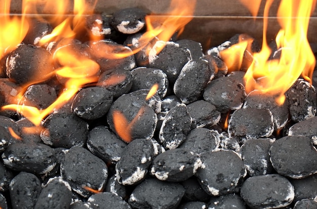 Nahaufnahme von Kohle, die im Lagerfeuer brennt