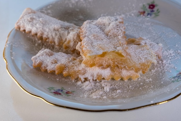 Nahaufnahme von Kuchen auf dem Teller auf dem Tisch