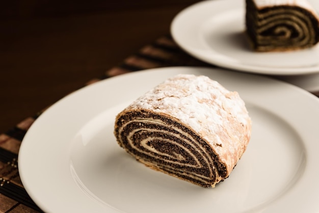 Nahaufnahme von Kuchen auf dem Teller auf dem Tisch