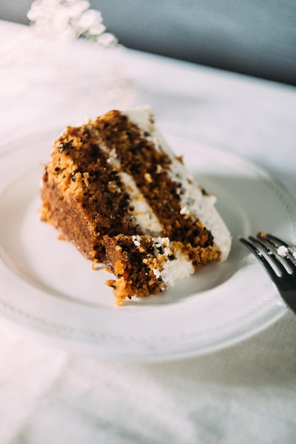 Nahaufnahme von Kuchen auf dem Teller