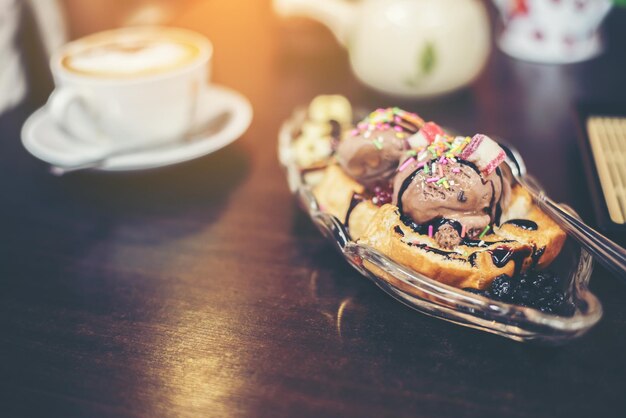 Foto nahaufnahme von kuchen auf dem tisch