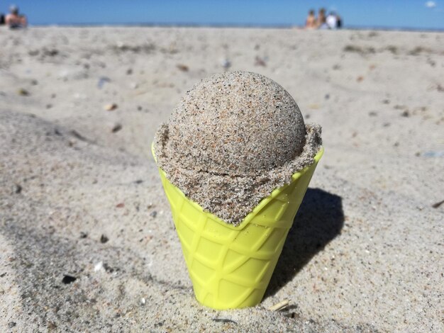 Nahaufnahme von Kuchen auf Sand