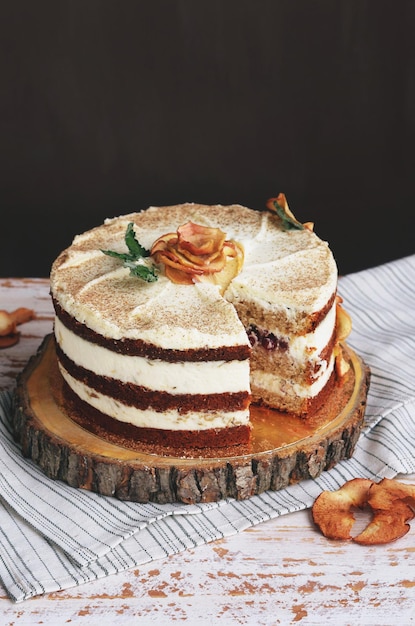 Nahaufnahme von Kuchen auf Tisch vor schwarzem Hintergrund