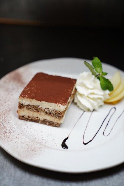 Foto nahaufnahme von kuchen, der auf dem tisch serviert wird