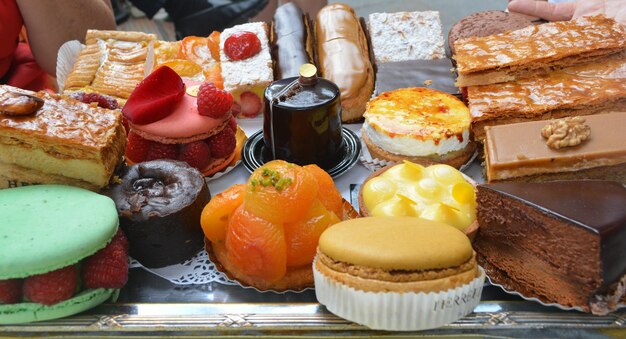Nahaufnahme von Kuchen mit Obst auf dem Tisch