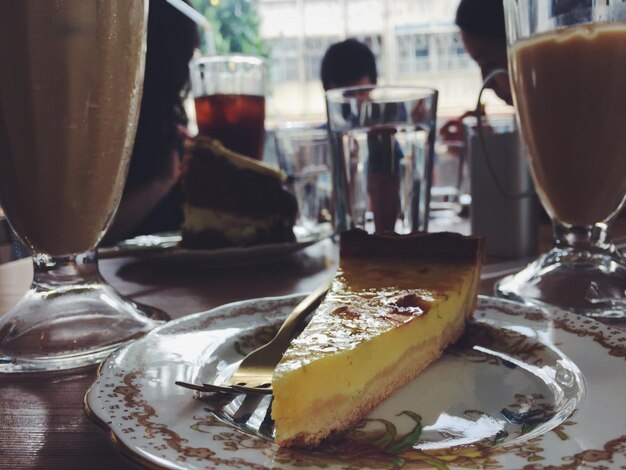 Foto nahaufnahme von kuchen und tee auf dem tisch