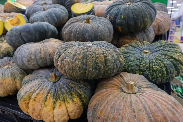 Nahaufnahme von Kürbissen zum Verkauf auf dem Markt