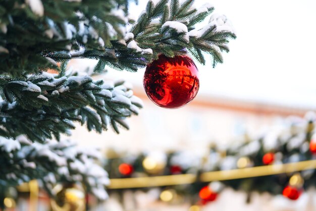 Nahaufnahme von Kugeln auf schneebedeckten Weihnachtsbaum Weihnachtsschmuck Neujahrskonzept Winterurlaub